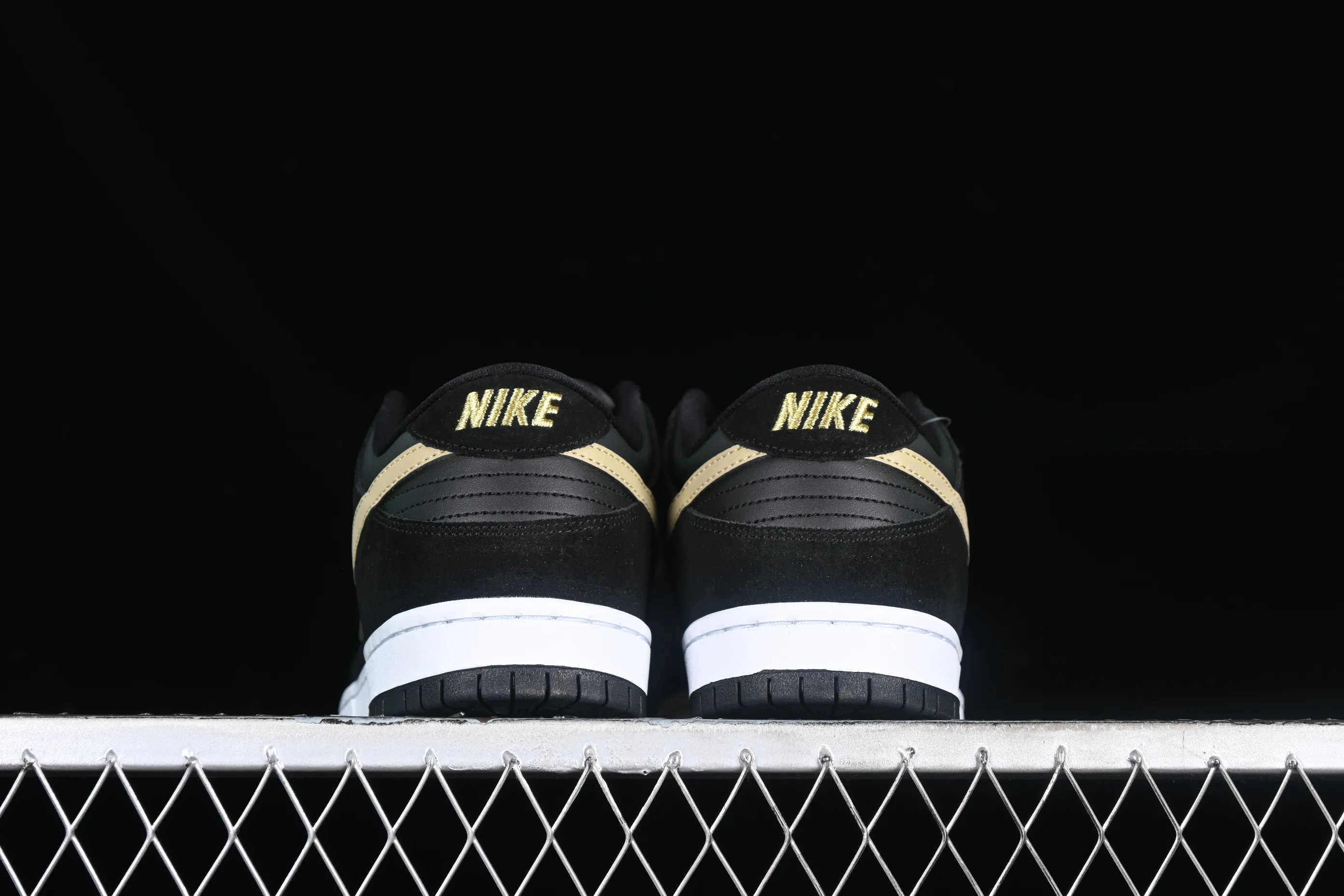 All categories Nk SB Dunk series Nk SB Dunk Low low-top sneakers K version Nk SB Dunk Low black and white gold dunk series low-top casual sports skateboard shoes BQ6817-002